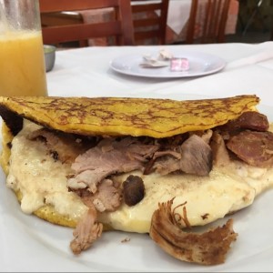 cachapa de pernil con queso de mano + jugo de parchita