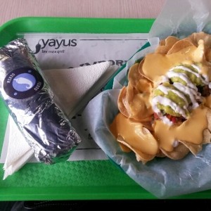 Burrito mixto y nachos