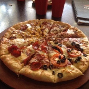 Pizza Cuatro Estaciones con masa Super Pan Pizza