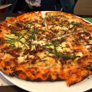 Pizza de ?tocineta? y cebollin (bajo mucho la calidad y el sabor)