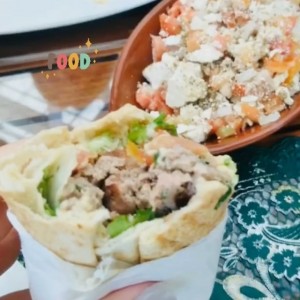 shawarma de kafta y ensalada shanklish