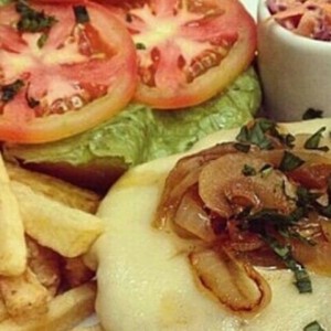 Hamburguesa de Pollo con Cebolla Caramelizada