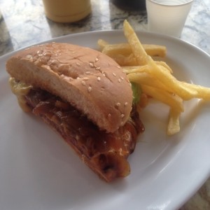 media hamburguesa queso americano y cebollas caramelizadas