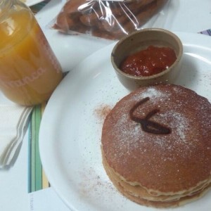 Panquecas con Mermelada Natural y Jugo de Naranja
