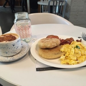 desayuno americano y cafe con leche