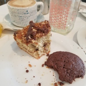 coffee cake de camnir y chocolate, galleta de doble chocolate.