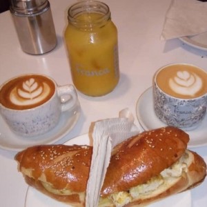 Sandwich de Pollo + Cafe + jugo Parchita