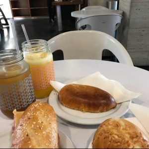 deli de queso y pavo y napolitano de queso y pavo