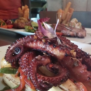 pulpo al grill sobre saltado de vegetales y papitas colombianas 