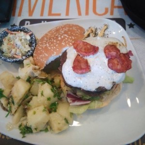 La hamburguesa doble cln papas al vapor. maravillosa. 