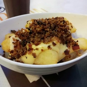 Yuca sticks con queso y tocineta