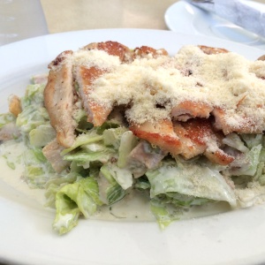 Ensalada Cesar con pollo.