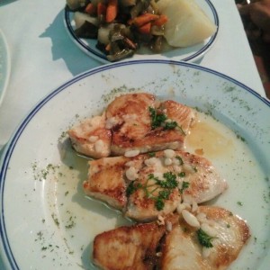 pez espada al ajillo con papas al vapor y vegetales