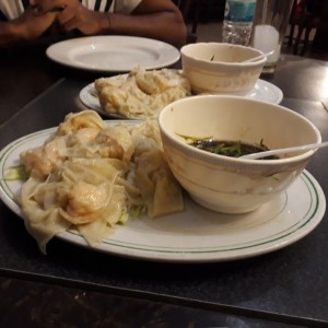wanton de pollo y camarones