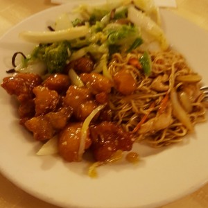 Pollo con miel, tallarines, vegetales buda