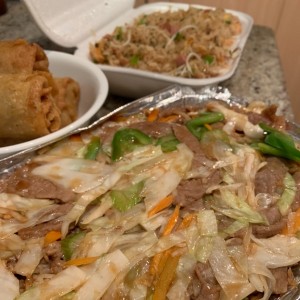 tallarines, arroz y lumpias