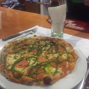pizza capresa muy buena!. pocos ingredientes mas sabor