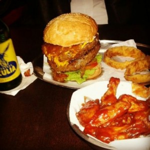 Hamburguesa Homero y Alitas Picantes