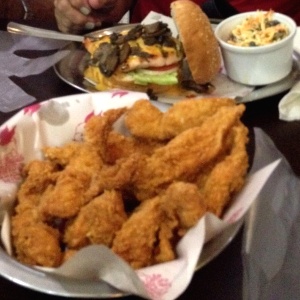 Chicken fingers y burger de Niro