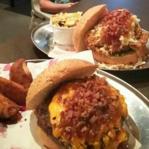 Hamburguesa Miguel Cabrera y Homero Simpson.