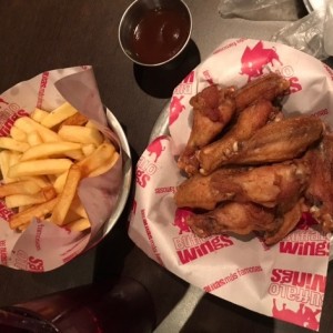 Alitas y papas Madonna