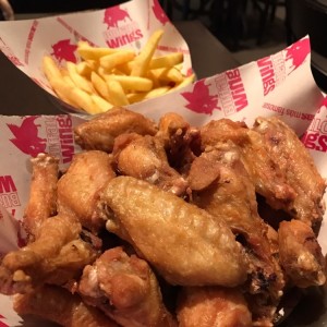Alitas de pollo y papas fritas