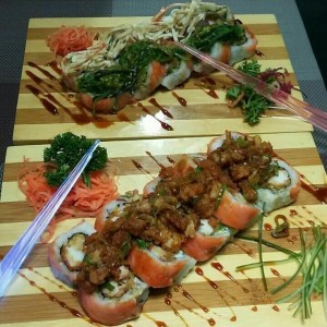 Roll Manhattan (con topping de wakame) y Roll Tokyo (Con topping de camarones)