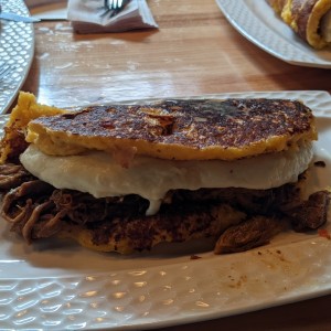 Cachapa con queso de mano y carne mechada