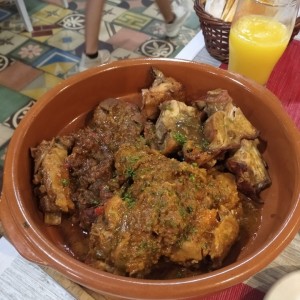 Plato mixto con cordero, cerdo y carne muy condimentado pero la textura perfecta 