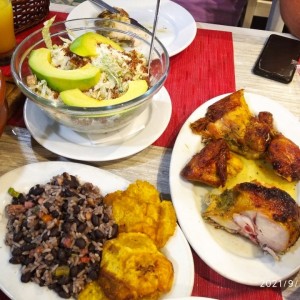 Ensalada César,Pollo en Brasas, Arroz congri y tostones 