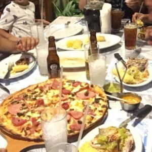 pizza + pollor en brasa + mas bollos de maiz 