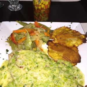 Robalo al grill en salsa de ajoporro