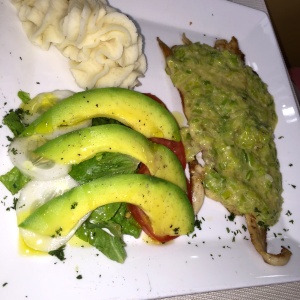 Dorado en salsa de ajoporro. Ensalada y pure