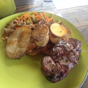 Vegetales, papas al horno y lomito