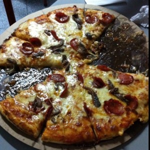 No escatiman en el queso ni en la cantidad de otros ingredientes! muy buena!