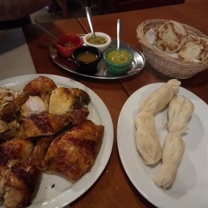 Pollo a la brasa, hallaquitas y arepitas
