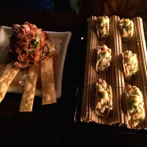 Ensalada thai con carpaccio de lomito y mini tacos de salmon