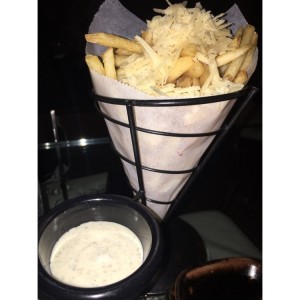 Papas con aceite de trufa y queso pecorino