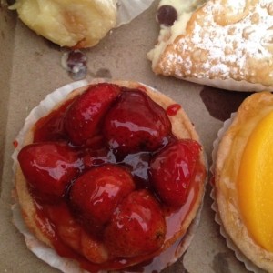 tartaleta de fresas y melocoton canoli