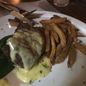 Lomito con salsa Bernesa 