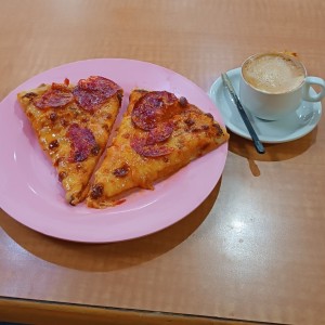 pizza Margarita con peperoni 