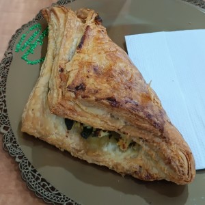pastel de hojaldre relleno con ricota y espinacas 