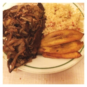 Higado encebollado con arroz y platano