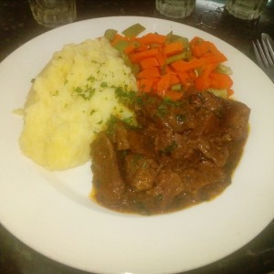 Carne a la Caserola con Pure de Papas y Vegetales