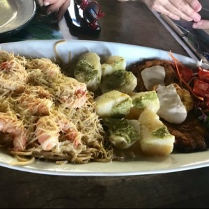 Pasta con camarones, papas, tostones y ensalada