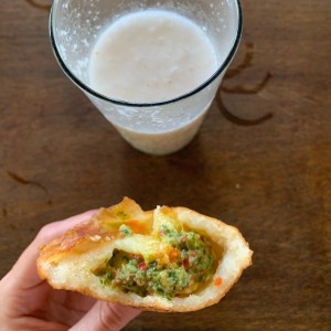 emanada de queso con mojito de la casa y cocada