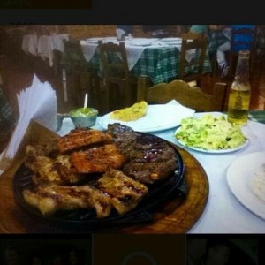 parrilla argentina con ensalada cesar