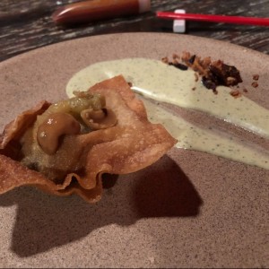 ravioli con merey y cochino frito 