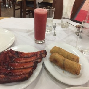 Lumpias, Costillas y Jugo de Fresas