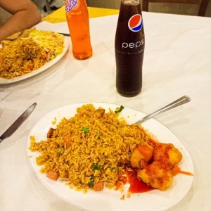 Arroz frito combo pollo agridulce y lumpias.